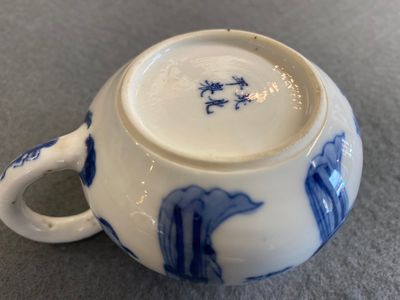 Théière couverte en porcelaine de Chine en bleu et blanc à décor des 'Longues dames', marque de Chenghua, Kangxi — photo 7