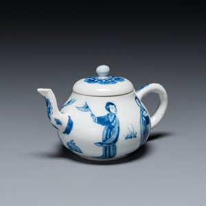Théière couverte en porcelaine de Chine en bleu et blanc à décor des 'Longues dames', marque de Chenghua, Kangxi — photo 1