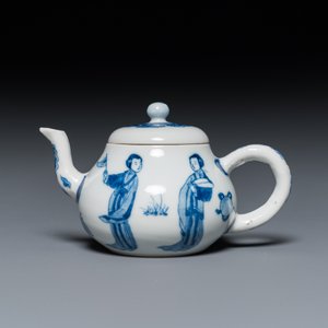 Théière couverte en porcelaine de Chine en bleu et blanc à décor des 'Longues dames', marque de Chenghua, Kangxi — photo 2