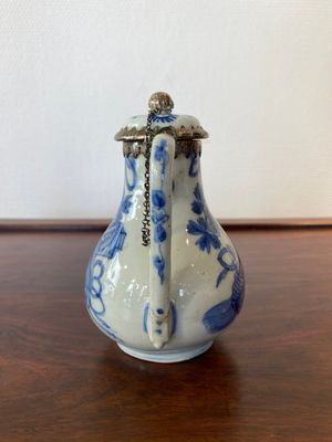 Théière couverte en porcelaine de Chine en bleu et blanc à monture en argent, Kangxi — photo 4