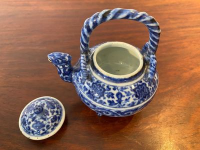 Théière couverte en porcelaine de Chine en bleu et blanc au bec en forme de phénix, marque de Xuande, probablement Qing — photo 5