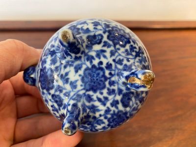 Théière couverte en porcelaine de Chine en bleu et blanc au bec en forme de phénix, marque de Xuande, probablement Qing — photo 7