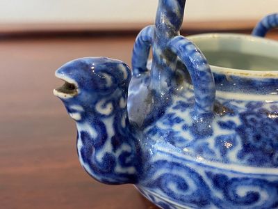 Théière couverte en porcelaine de Chine en bleu et blanc au bec en forme de phénix, marque de Xuande, probablement Qing — photo 10