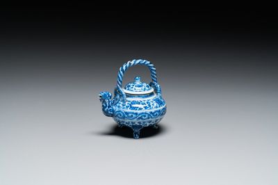 Théière couverte en porcelaine de Chine en bleu et blanc au bec en forme de phénix, marque de Xuande, probablement Qing