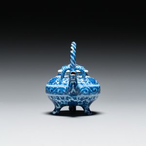 Théière couverte en porcelaine de Chine en bleu et blanc au bec en forme de phénix, marque de Xuande, probablement Qing — photo 3