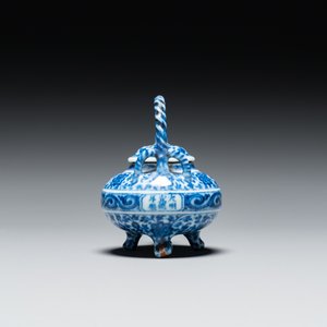 Théière couverte en porcelaine de Chine en bleu et blanc au bec en forme de phénix, marque de Xuande, probablement Qing — photo 5