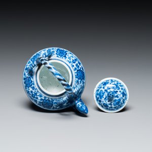 Théière couverte en porcelaine de Chine en bleu et blanc au bec en forme de phénix, marque de Xuande, probablement Qing — photo 6