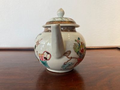 Théière couverte en porcelaine de Chine famille rose à décor d'antiquités, Yongzheng — photo 2