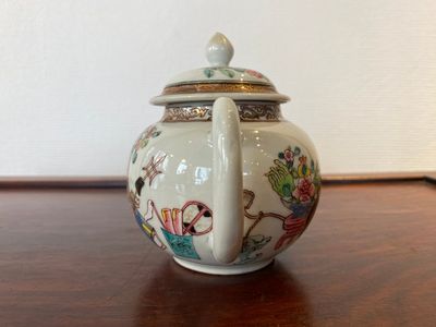 Théière couverte en porcelaine de Chine famille rose à décor d'antiquités, Yongzheng — photo 4