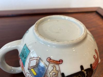 Théière couverte en porcelaine de Chine famille rose à décor d'antiquités, Yongzheng — photo 7