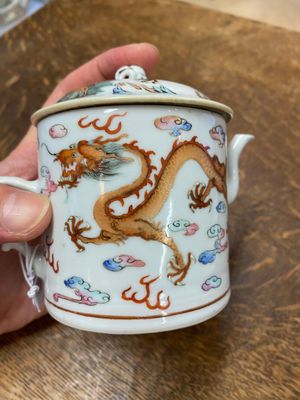 Théière couverte en porcelaine de Chine famille rose à décor de dragons, marque de Qingwan 清玩, 19ème — photo 9
