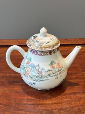 Théière couverte en porcelaine de Chine famille rose à décor de paysage, Yongzheng — photo 1