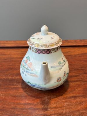 Théière couverte en porcelaine de Chine famille rose à décor de paysage, Yongzheng — photo 2