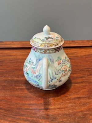 Théière couverte en porcelaine de Chine famille rose à décor de paysage, Yongzheng — photo 4