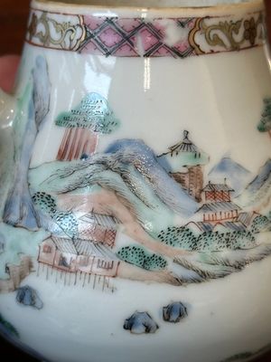 Théière couverte en porcelaine de Chine famille rose à décor de paysage, Yongzheng — photo 9