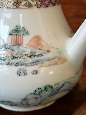 Théière couverte en porcelaine de Chine famille rose à décor de paysage, Yongzheng — photo 10