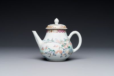 Théière couverte en porcelaine de Chine famille rose à décor de paysage, Yongzheng