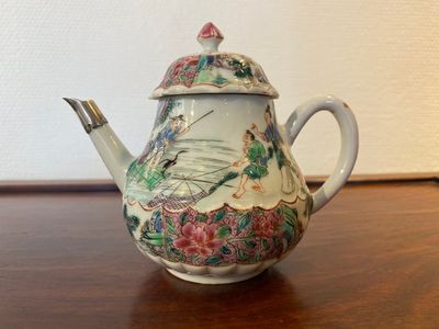 Théière couverte en porcelaine de Chine famille rose à décor de pêcheurs, Yongzheng — photo 1