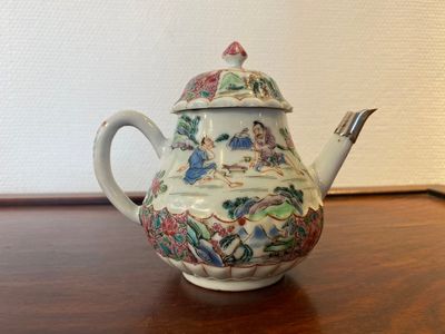 Théière couverte en porcelaine de Chine famille rose à décor de pêcheurs, Yongzheng — photo 3