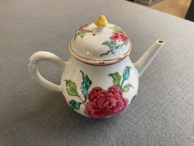 Théière couverte en porcelaine de Chine famille rose à décor de pivoines, Yongzheng — photo 1