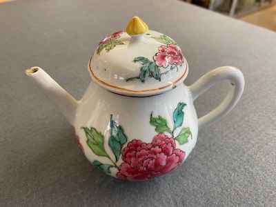 Théière couverte en porcelaine de Chine famille rose à décor de pivoines, Yongzheng — photo 3