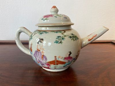 Théière couverte en porcelaine de Chine famille rose à décor d'une dame et un enfant dans un jardin, Qianlong — photo 3
