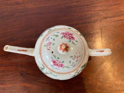 Théière couverte en porcelaine de Chine famille rose à décor d'une dame et un enfant dans un jardin, Qianlong — photo 5