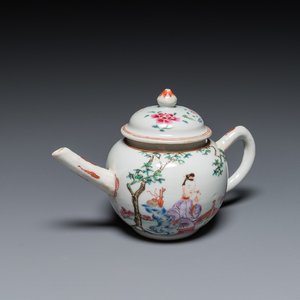 Théière couverte en porcelaine de Chine famille rose à décor d'une dame et un enfant dans un jardin, Qianlong — photo 1