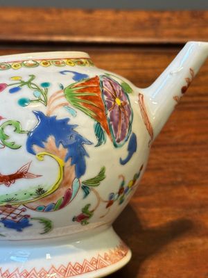 Théière couverte en porcelaine de Chine famille rose à décor 'Pompadour', Qianlong — photo 8