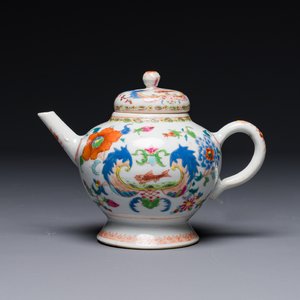 Théière couverte en porcelaine de Chine famille rose à décor 'Pompadour', Qianlong — photo 1