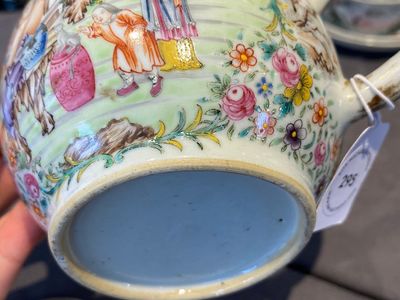 Théière couverte en porcelaine de Chine famille rose à sujet mandarin, Qianlong — photo 18