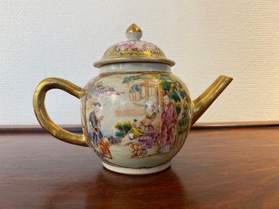 Théière couverte en porcelaine de Chine famille rose à sujet mandarin, Qianlong — photo 3
