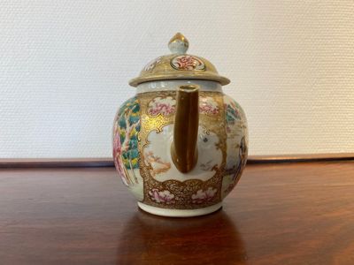 Théière couverte en porcelaine de Chine famille rose à sujet mandarin, Qianlong — photo 4