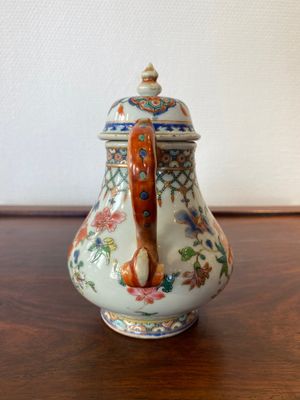 Théière couverte en porcelaine de Chine famille rose au bec en forme de dragon, Yongzheng/Qianlong — photo 4