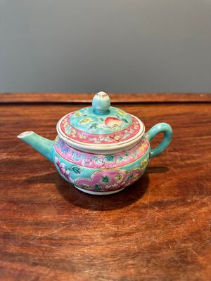 Théière couverte en porcelaine de Chine famille rose pour le marché Straits ou Peranakan, 19ème — photo 2
