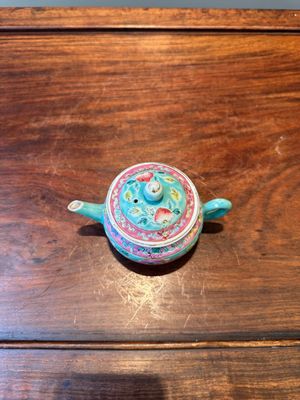 Théière couverte en porcelaine de Chine famille rose pour le marché Straits ou Peranakan, 19ème — photo 3