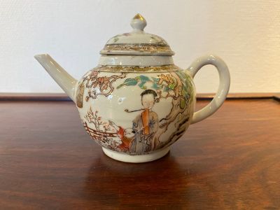 Théière couverte en porcelaine de Chine famille rose, Yongzheng — photo 1