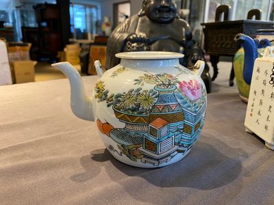 Théière couverte en porcelaine de Chine qianjiang cai à décor d'antiquités, signée Dai Yucheng 戴裕成, datée 1895 — photo 1