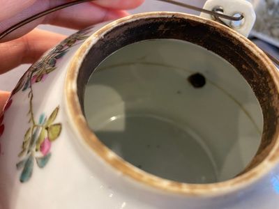 Théière couverte en porcelaine de Chine qianjiang cai à décor d'antiquités, signée Dai Yucheng 戴裕成, datée 1895 — photo 14