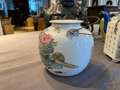 Théière couverte en porcelaine de Chine qianjiang cai à décor d'antiquités, signée Dai Yucheng 戴裕成, datée 1895 — photo 2
