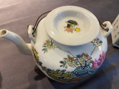 Théière couverte en porcelaine de Chine qianjiang cai à décor d'antiquités, signée Dai Yucheng 戴裕成, datée 1895 — photo 6