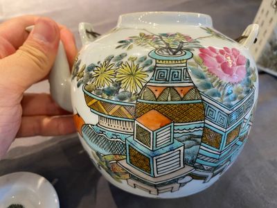 Théière couverte en porcelaine de Chine qianjiang cai à décor d'antiquités, signée Dai Yucheng 戴裕成, datée 1895 — photo 8