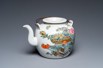 Théière couverte en porcelaine de Chine qianjiang cai à décor d'antiquités, signée Dai Yucheng 戴裕成, datée 1895