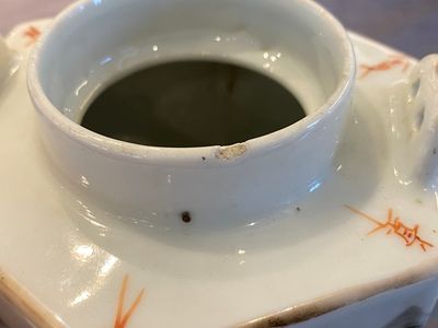 Théière couverte en porcelaine de Chine qianjiang cai de forme hexagonale, signée et avec le sceau de Luo Zhonglin 羅仲林, 19/20ème — photo 13