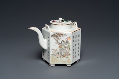 Théière couverte en porcelaine de Chine qianjiang cai de forme hexagonale, signée et avec le sceau de Luo Zhonglin 羅仲林, 19/20ème