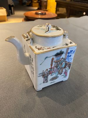 Théière de forme carrée en porcelaine de Chine famille rose à décor de sages, signée Jiang Yuqing 蔣玉卿, marque et époque de Tongzhi — photo 1