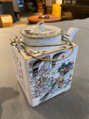 Théière de forme carrée en porcelaine de Chine famille rose à décor de sages, signée Jiang Yuqing 蔣玉卿, marque et époque de Tongzhi — photo 3