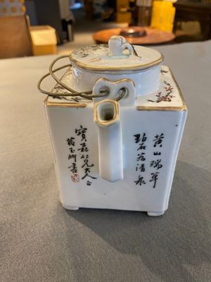 Théière de forme carrée en porcelaine de Chine famille rose à décor de sages, signée Jiang Yuqing 蔣玉卿, marque et époque de Tongzhi — photo 4