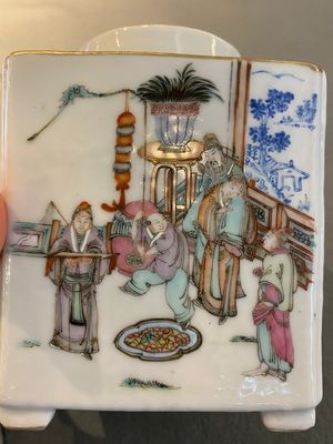 Théière de forme carrée en porcelaine de Chine famille rose à décor de sages, signée Jiang Yuqing 蔣玉卿, marque et époque de Tongzhi — photo 8