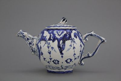 Théière en faïence blanc et bleu, France, fin 18e